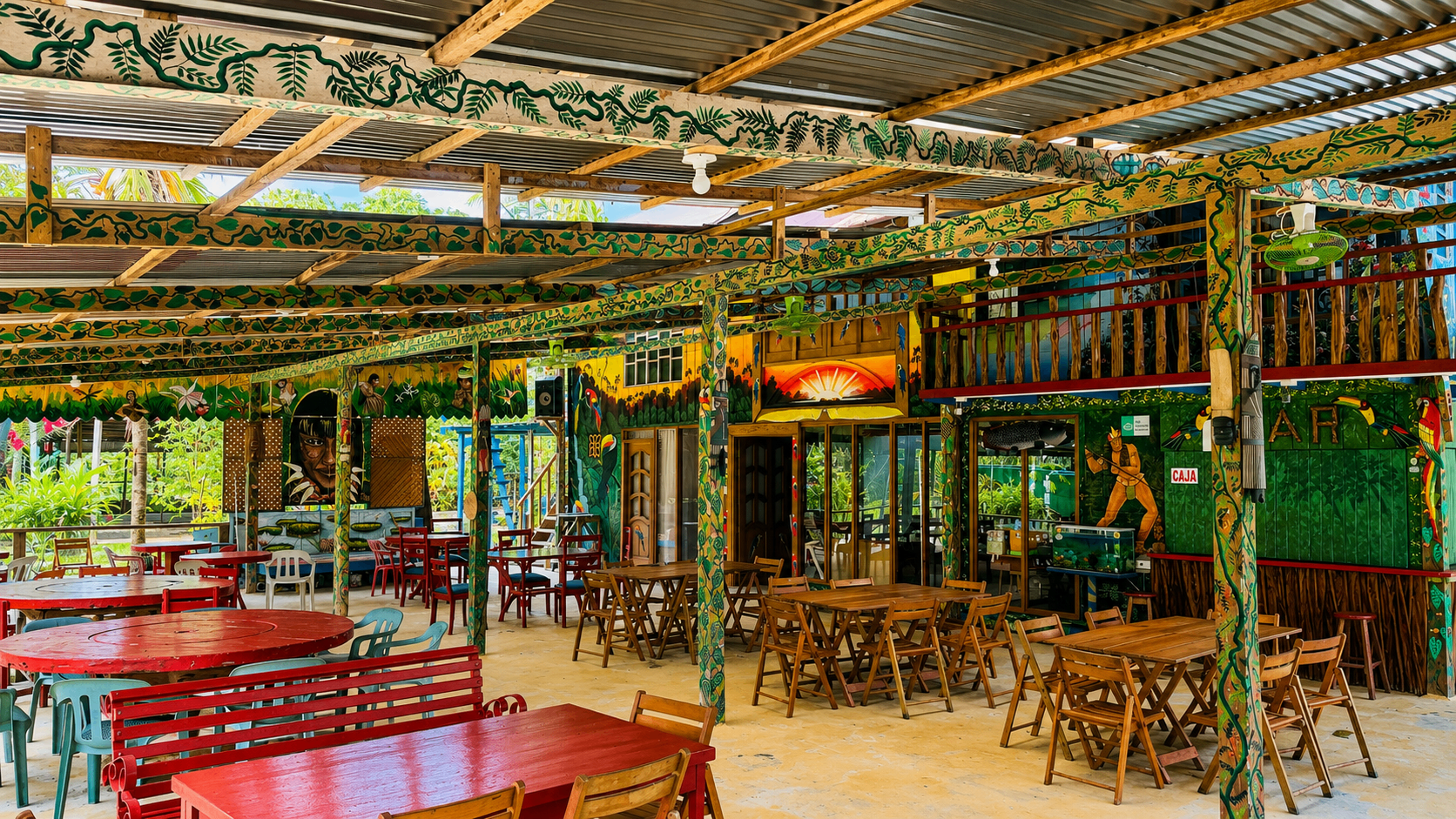 Restaurante tropical al aire libre con murales amazónicos