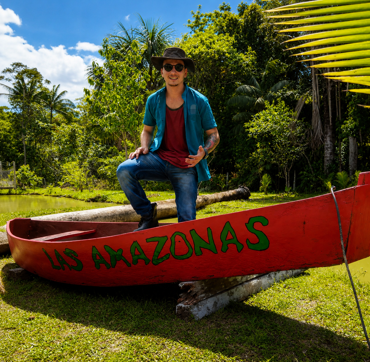 Aventurero posando en la canoa Las Amazonas