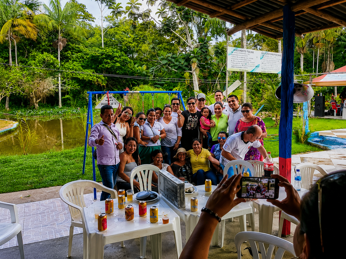 Reunión familiar en jardín tropical