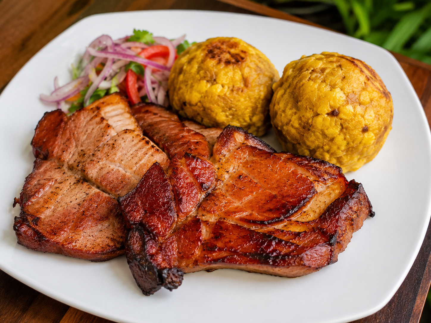 Cecina peruana con tacacho de plátano