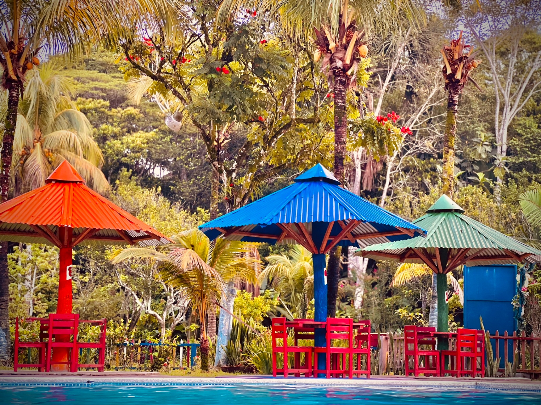 Kioscos de colores junto a la piscina