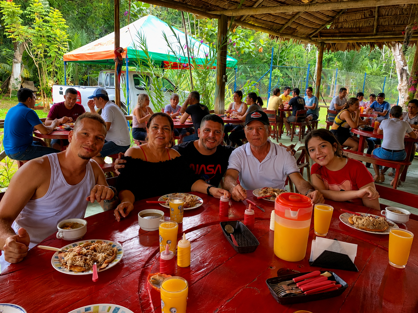 Almuerzo familiar al aire libre en el restaurante Las Amazonas