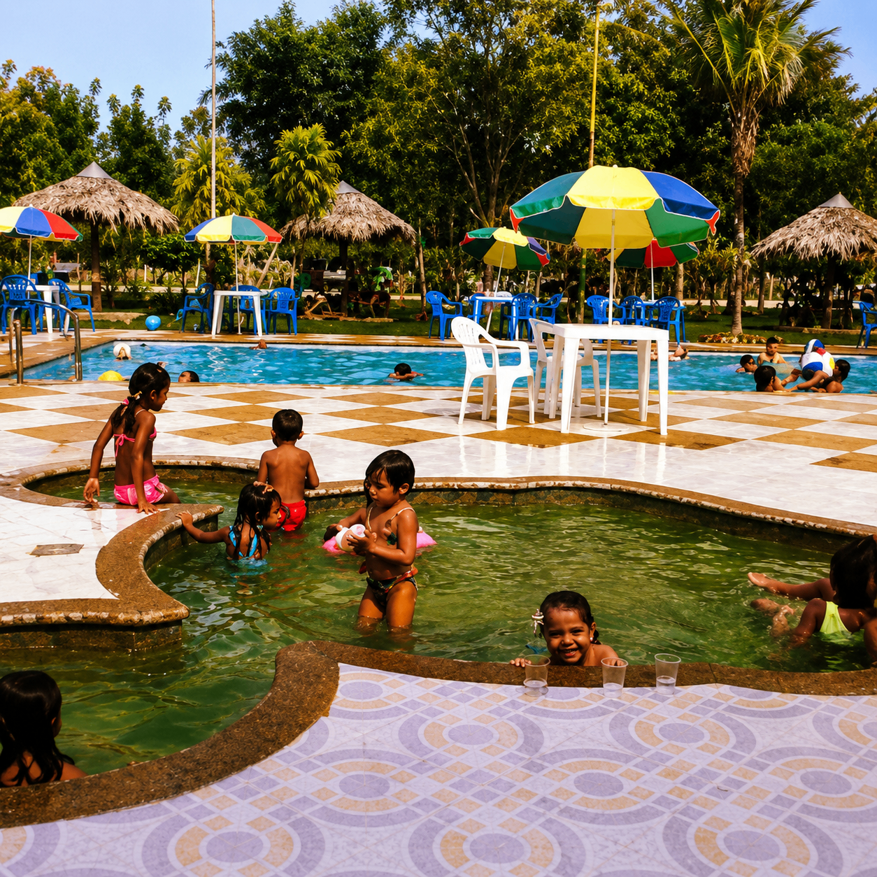 Diversión acuática en la piscina infantil